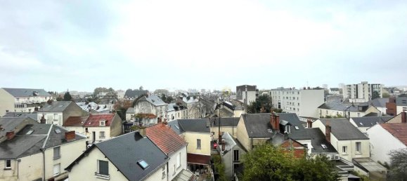 Studio à Tours, France No. 216434 3