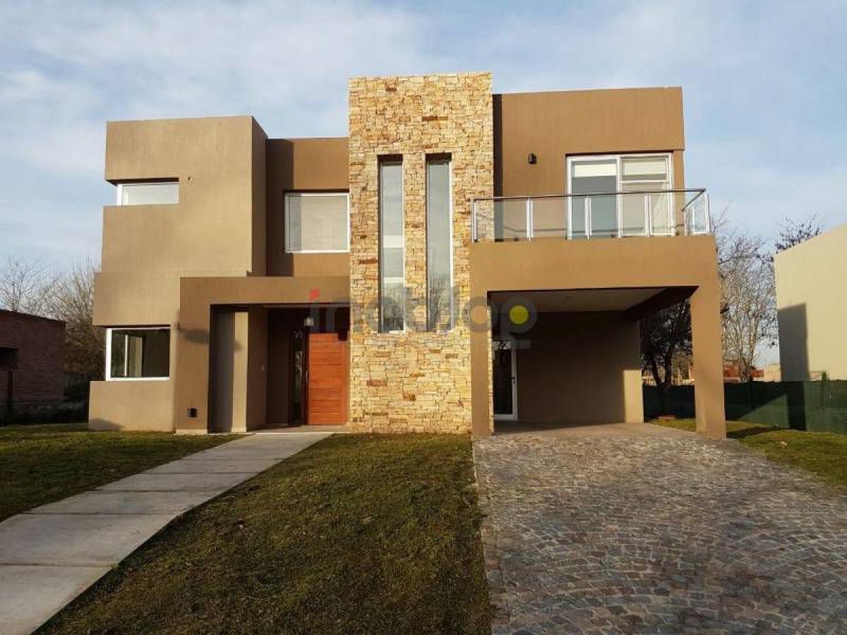 Casa de 3 dormitorios en Berazategui, Argentina No. 53346