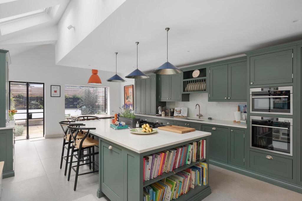 4 bedrooms House in London, United Kingdom No. 6985