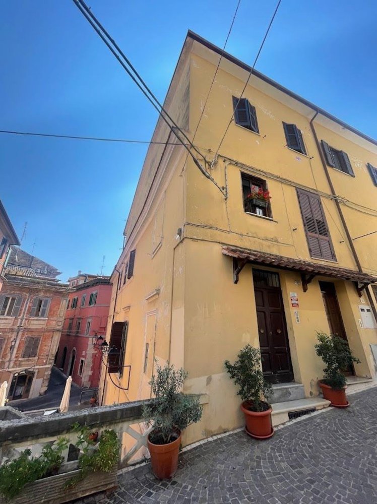 3 rooms Apartment in Frosinone, Italy No. 297323