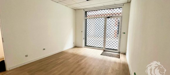 59m² Commercial property in Vinay, France No. 199445 2