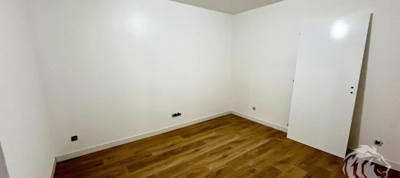 59m² Commercial property in Vinay, France No. 199445 6