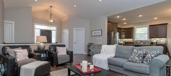 6 bedrooms House in British Columbia, Canada No. 1097 10