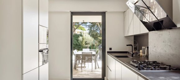 6 bedrooms Villa in Antibes, France No. 1450 8