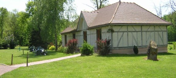 Casa de 8 dormitorios en Estissac, France No. 76385 6