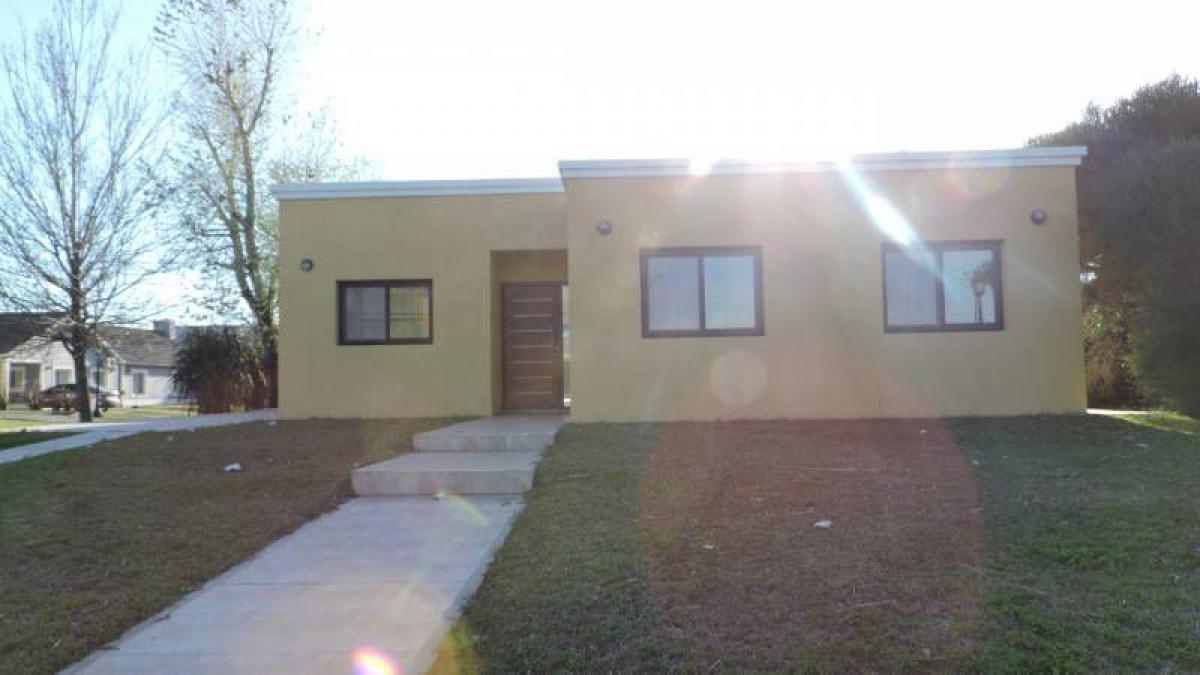 4 bedrooms House in Berazategui, Argentina No. 21019