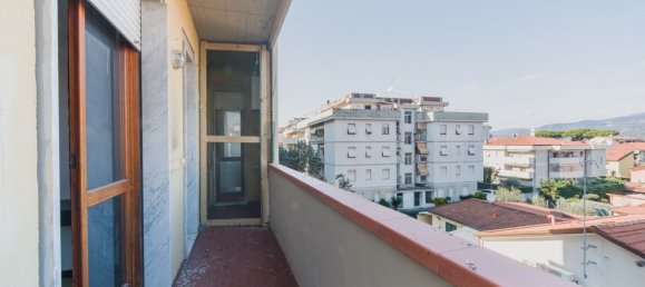 4 rooms Apartment in Carrara, Italy No. 45637 11