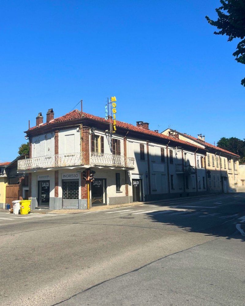 Edificio en Vinovo, Italy 760 m² No. 257461