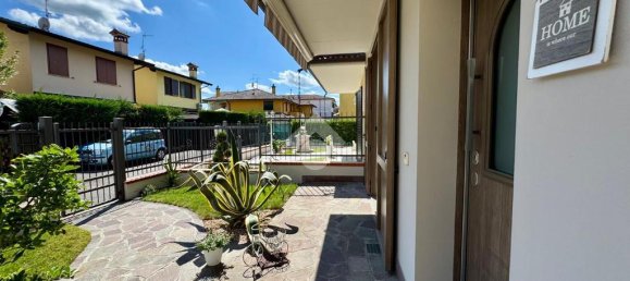 3 bedrooms Villa in Quintano, Italy No. 324753 2