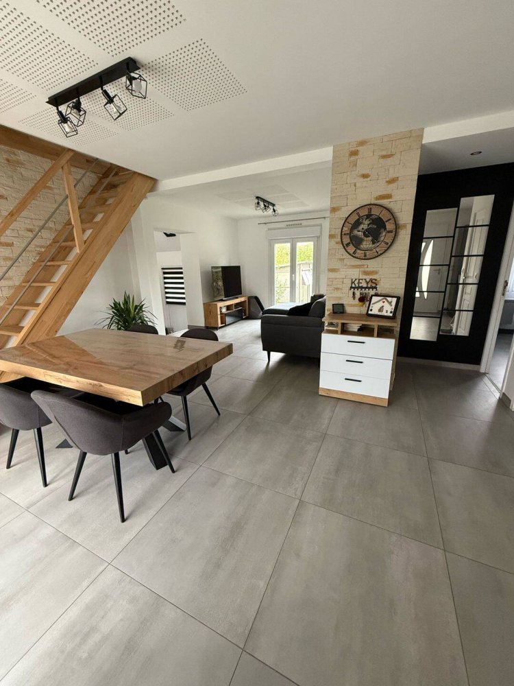 Casa de 3 dormitorios en Porcheville, France No. 334566