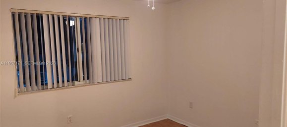 3 Schlafzimmer Doppelhaus in Miami, USA, Nr. 615939 10