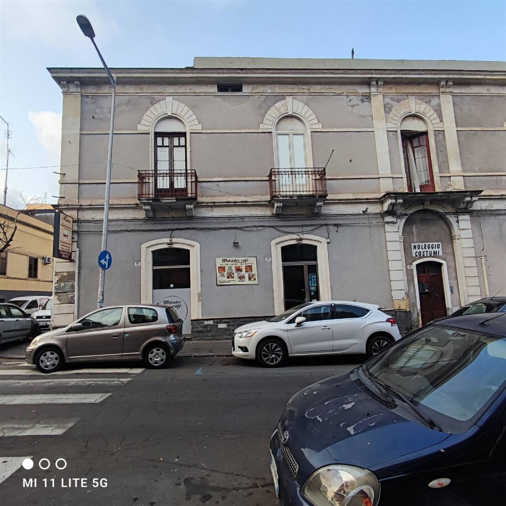 5غرفة عقار تجاري في Catania, Italy رقم 47315