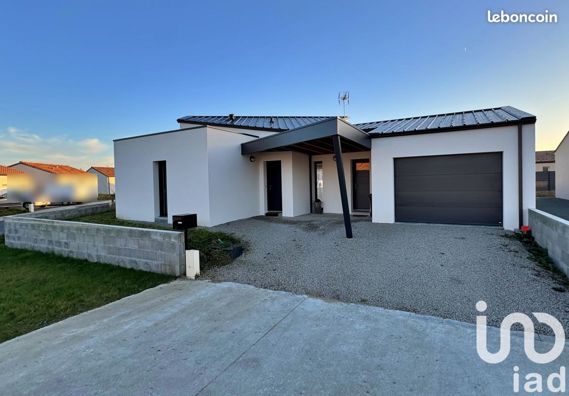 3 bedrooms House in Saint-Denis-la-Chevasse, France No. 97825