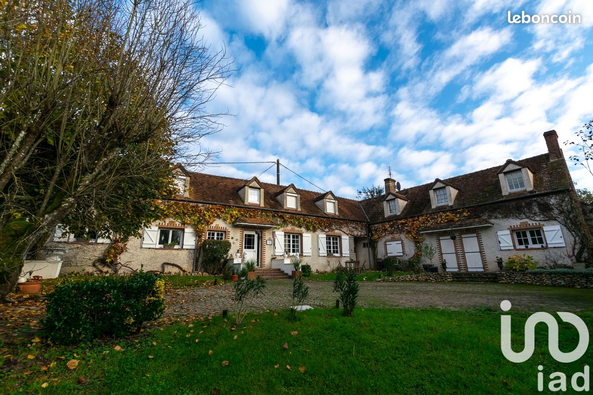 Casa de 5 dormitorios en Les Bordes, France No. 157546
