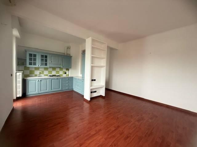 Квартира с 2 комнатами в Монца, Италия № 38136