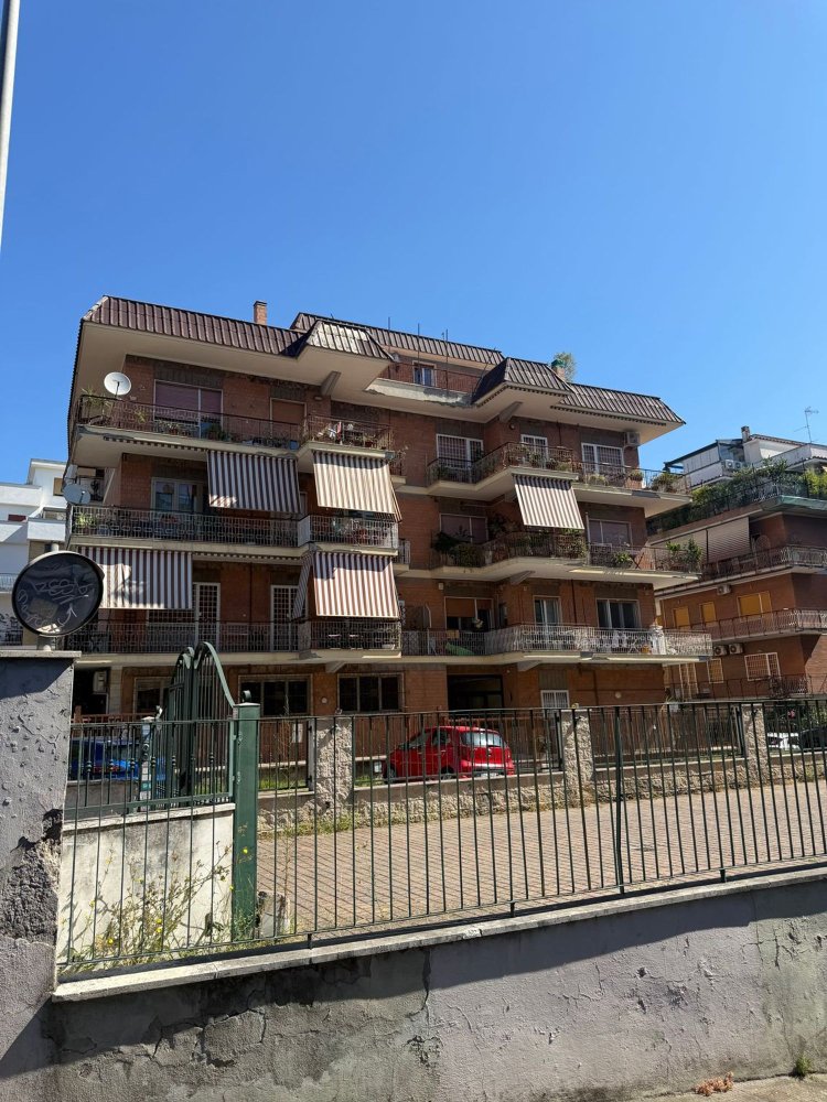 3 rooms Apartment in Rome, Italy No. 280399