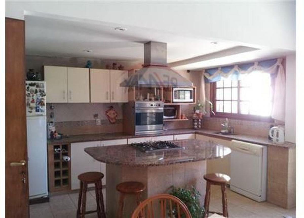 Дом с 5 спальнями в Морон, Аргентина № 55668