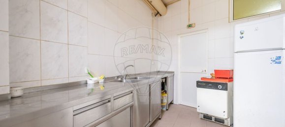 240m² Commercial property in Riba de Ave, Portugal No. 37034 5