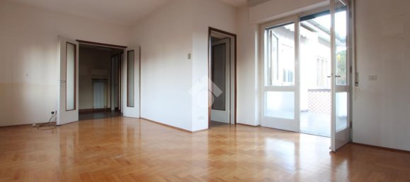 8-salle Villa à Udine, Italy No. 4682 18