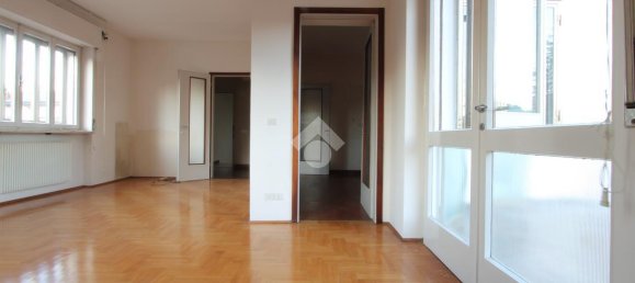 8-salle Villa à Udine, Italy No. 4682 19