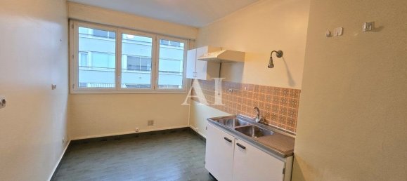 3 bedrooms Apartment in Bourges, France No. 79995 3