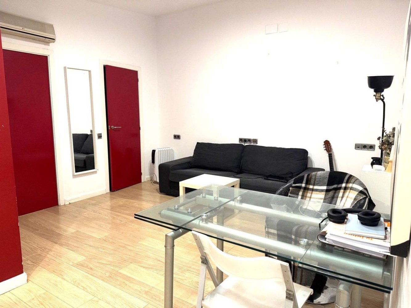 Apartamento de 2 dormitorios en Ciudad Vieja, Spain No. 261009