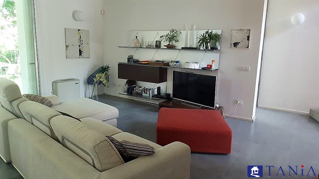 4 bedrooms Villa in Carrara, Italy No. 48123