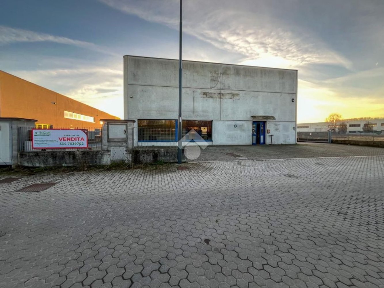 Almacén en Cremona, Italy 460 m² No. 400339
