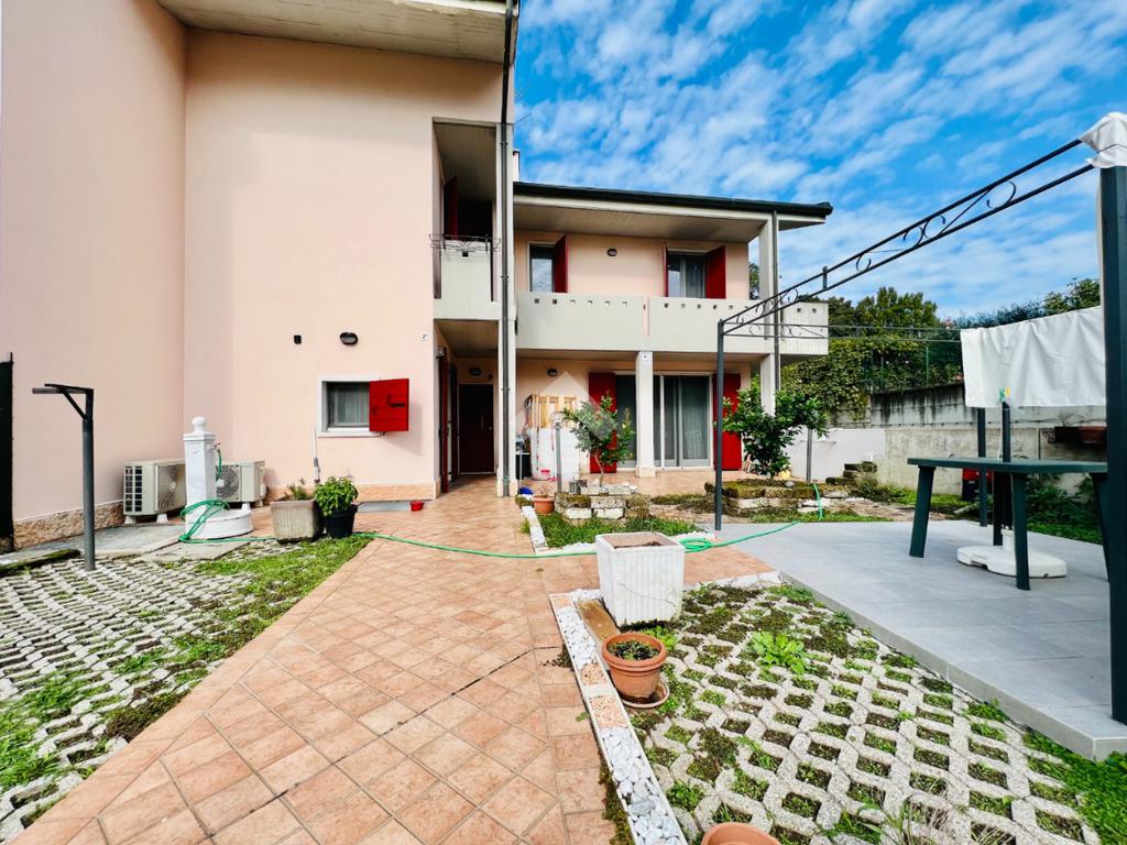 4 bedrooms Villa in Verona, Italy No. 73741