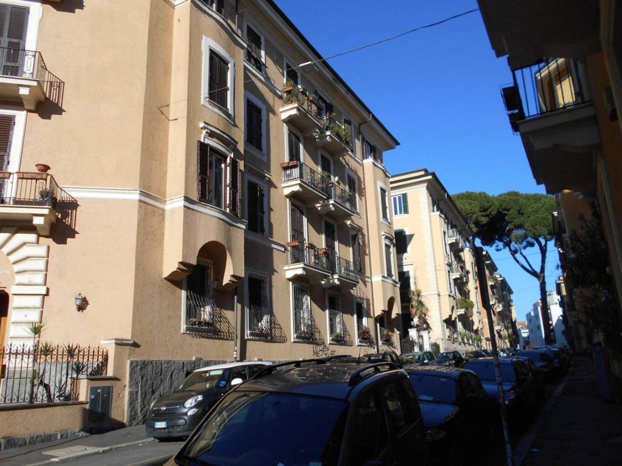 6 rooms Apartment in Rome, Italy No. 147293