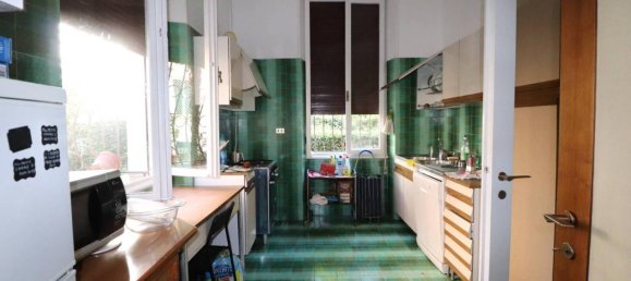 6 rooms Apartment in Rome, Italy No. 147293 4