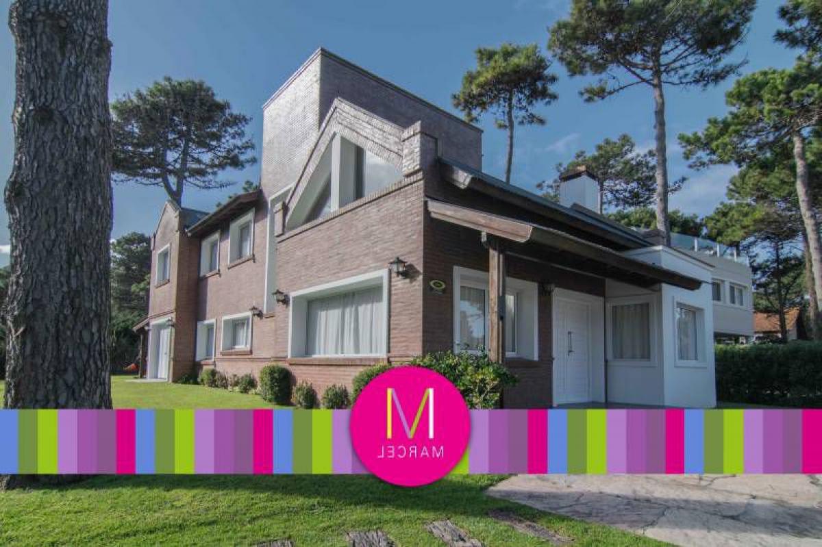 Casa de 4 dormitorios en Mar del Plata, Argentina No. 67490