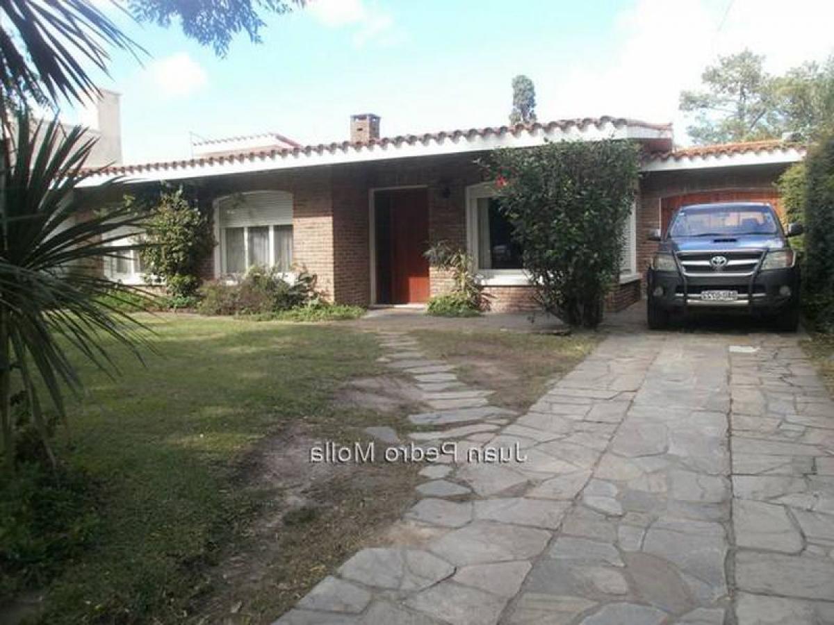 Casa de 3 dormitorios en Montevideo, Uruguay No. 3754