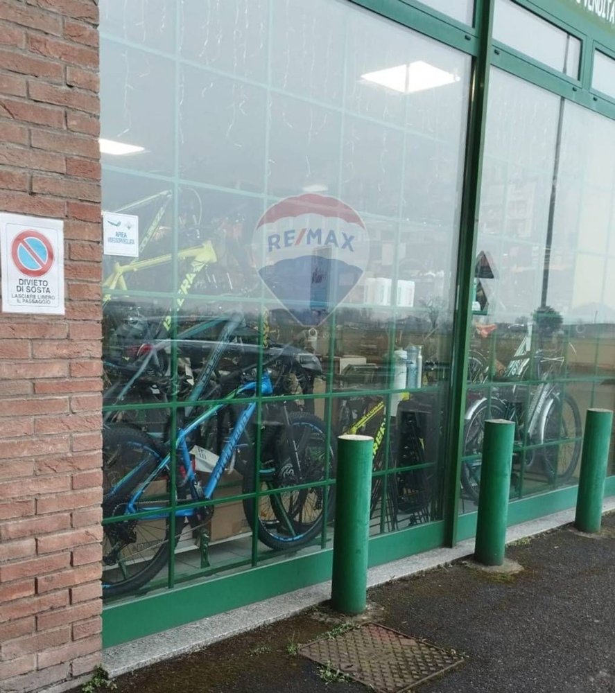 109m² Commercial property in Urago d'Oglio, Italy No. 58302