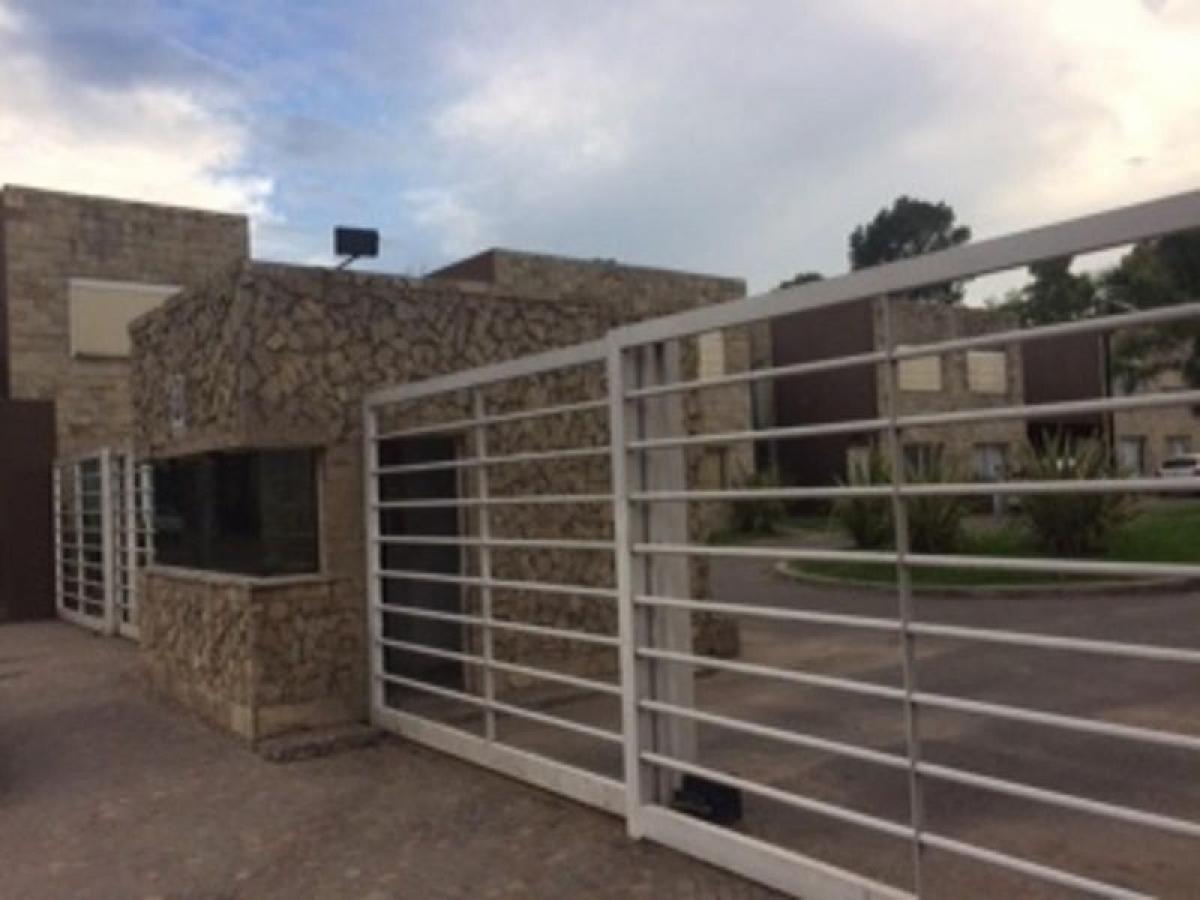 3 bedrooms House in Malvinas Argentinas, Argentina No. 51096