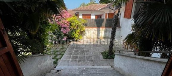 4 bedrooms Villa in Ancona, Italy No. 375049 2