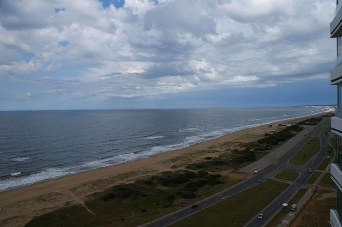 Apartamento de 3 dormitorios en Maldonado, Uruguay No. 11202