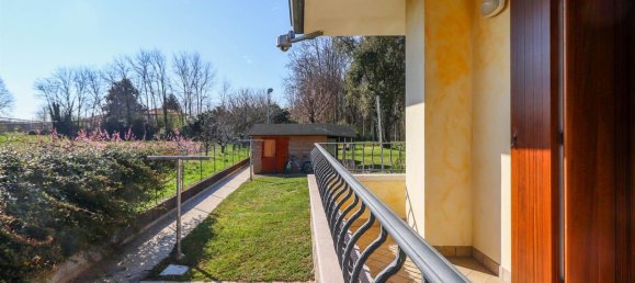 Casa de 8 habitaciónes en Gruaro, Italy No. 58961 11