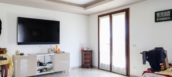 Casa de 8 habitaciónes en Gruaro, Italy No. 58961 6