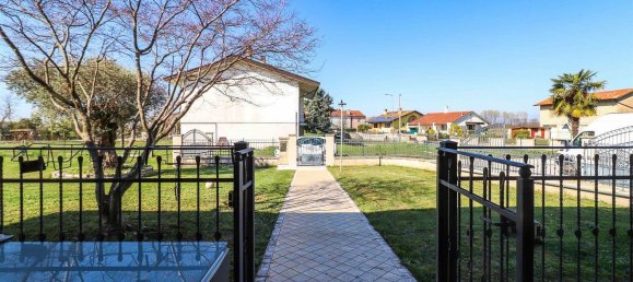 Casa de 8 habitaciónes en Gruaro, Italy No. 58961 4