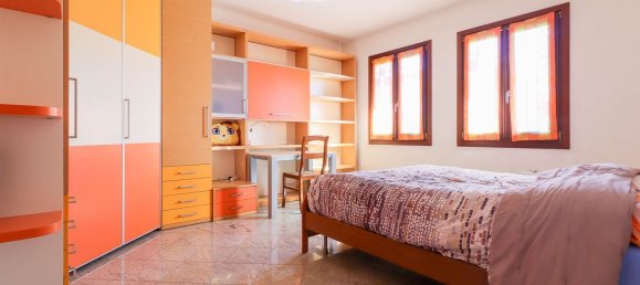 Casa de 8 habitaciónes en Gruaro, Italy No. 58961 13