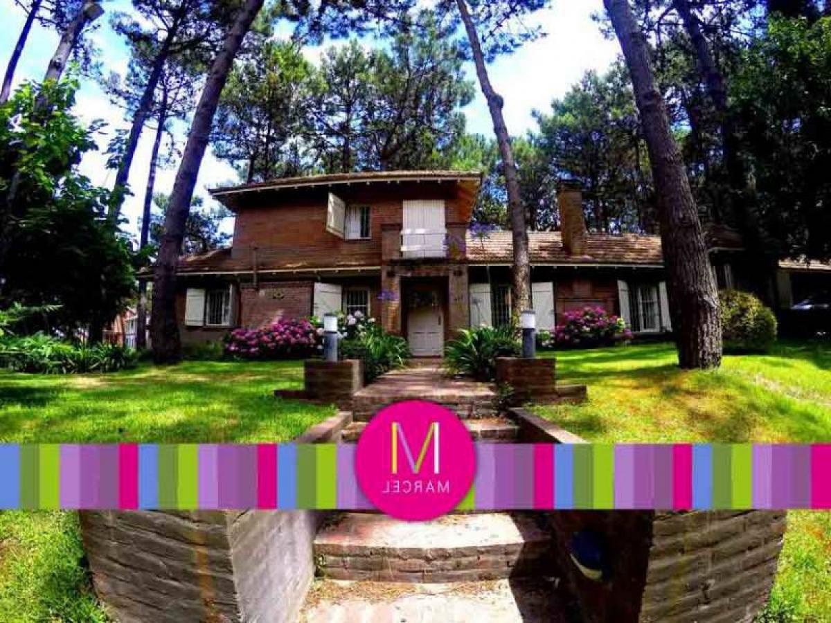 4 bedrooms House in Mar del Plata, Argentina No. 71761