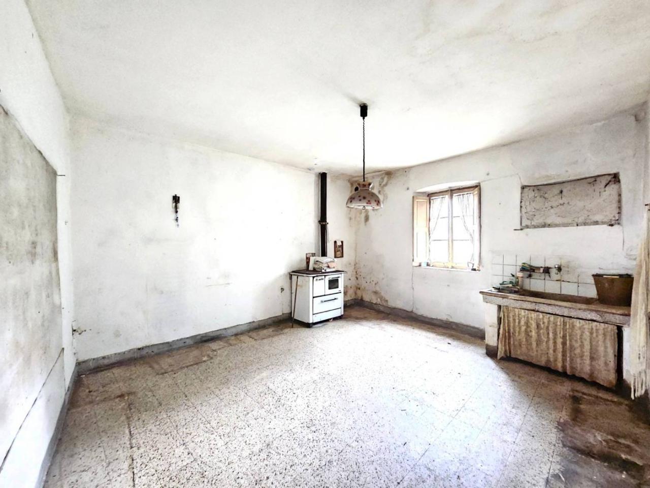 10 rooms House in Pistoia, Italy No. 41379