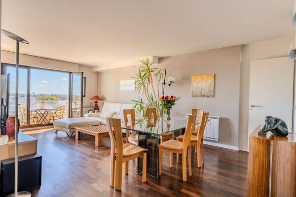 3 bedrooms Apartment in Suresnes, France No. 334301