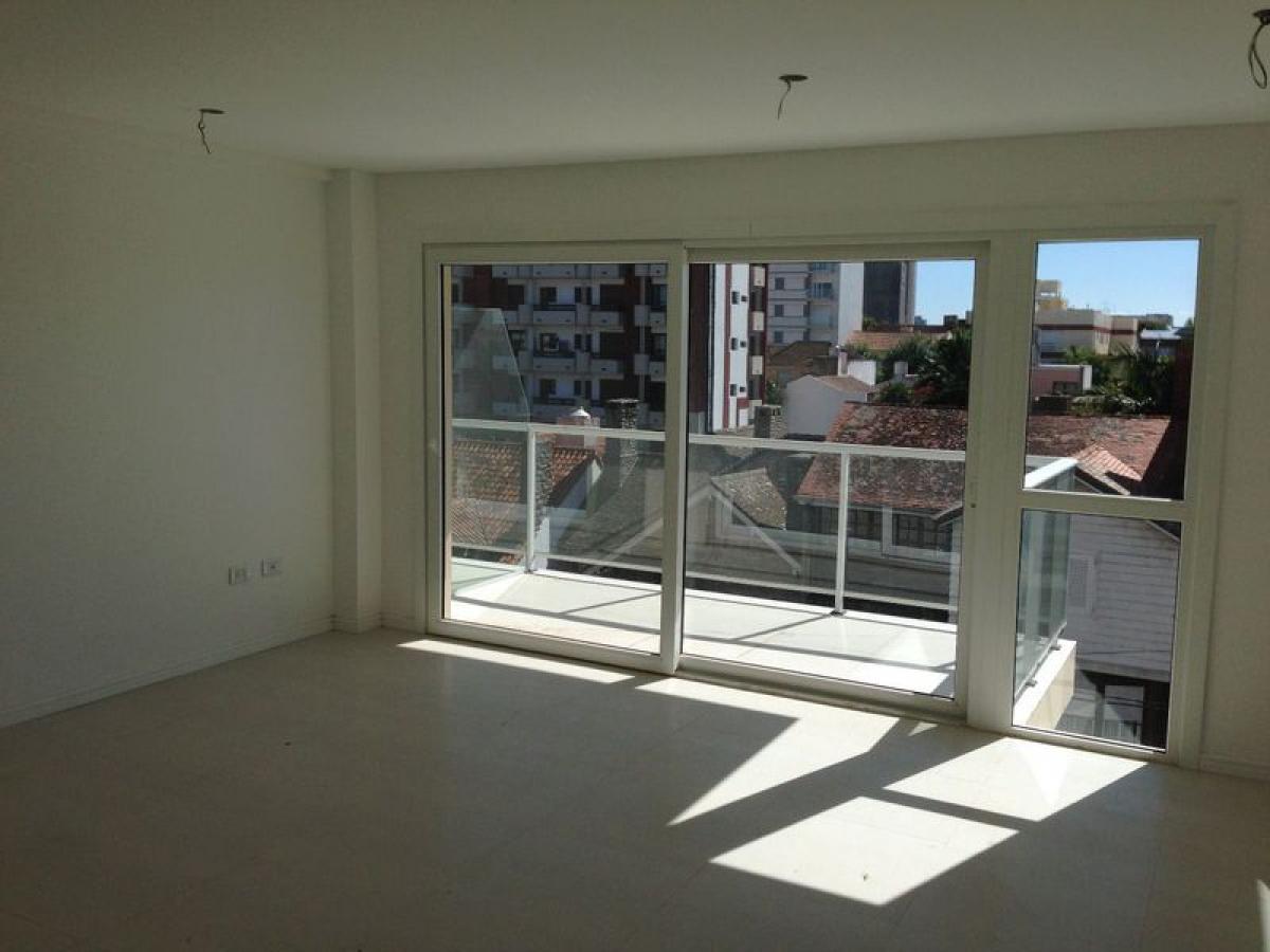 Apartamento de 2 dormitorios en Mar del Plata, Argentina No. 95488