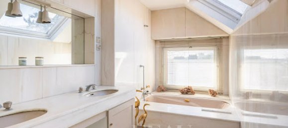 5 bedrooms House in Saint-Cloud, France No. 129393 17