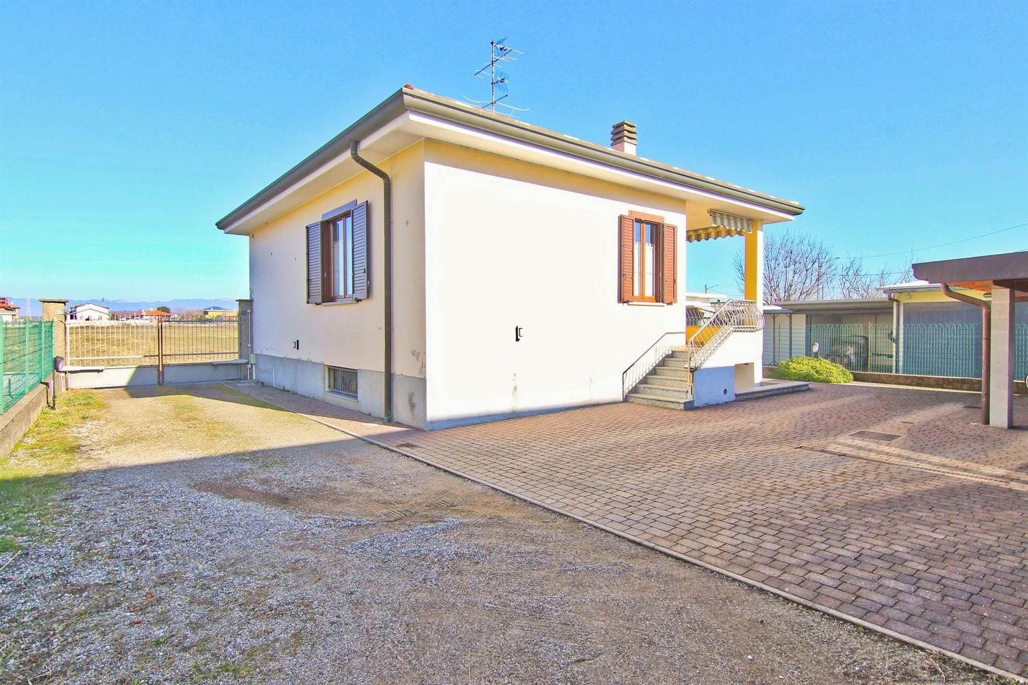 3-Zimmer Villa in Cogliate, Italy, Nr. 289880