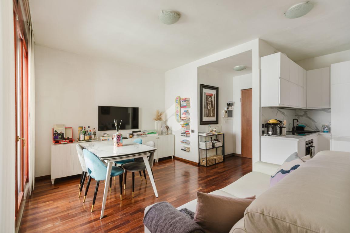 2-salle Appartement à Milan, Italy No. 250740