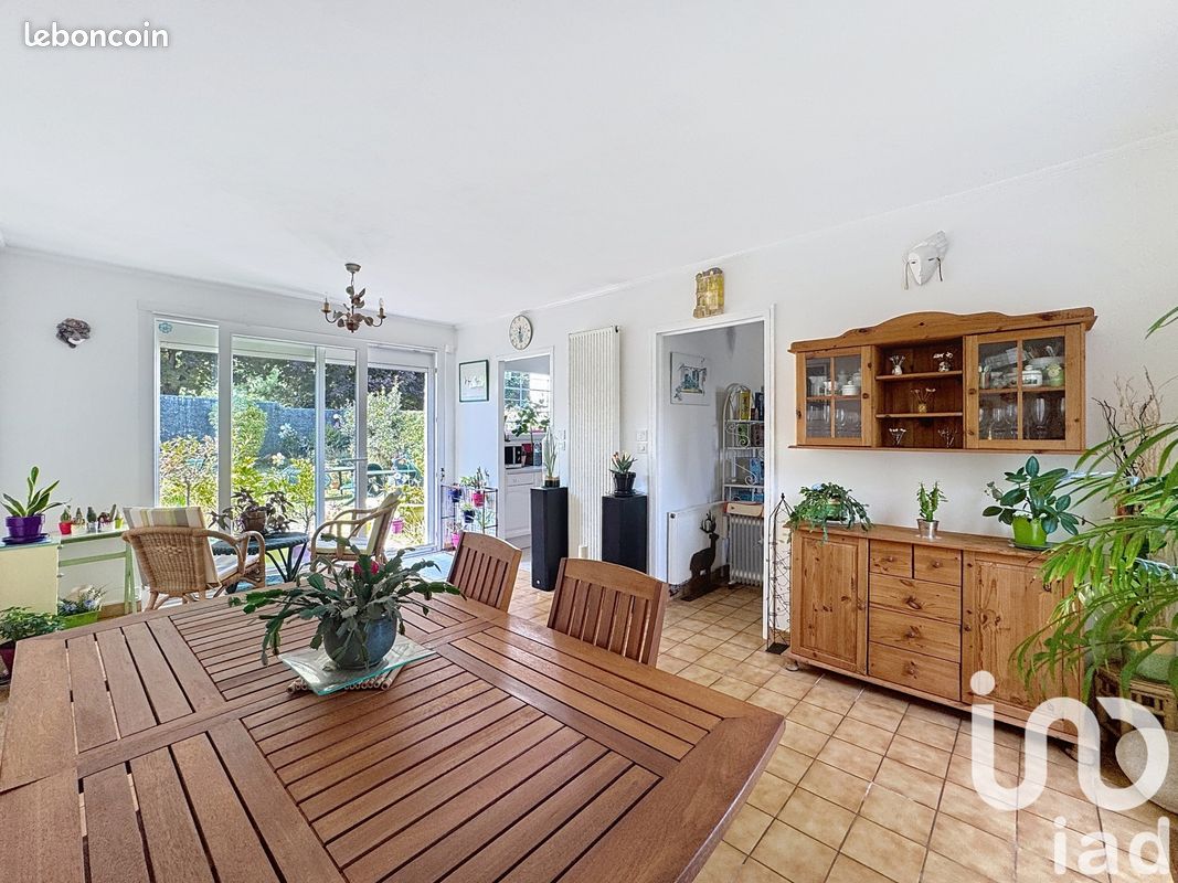 Casa de 4 dormitorios en Noiseau, France No. 333387