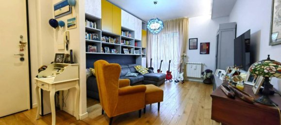 5 rooms Apartment in Prato, Italy No. 34698 3